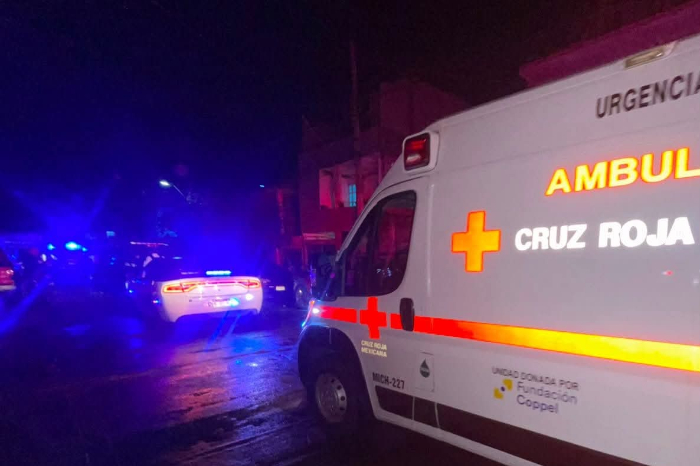 Policías resguardan la zona donde un joven fue herido de bala en la colonia Solidaridad de Morelia.