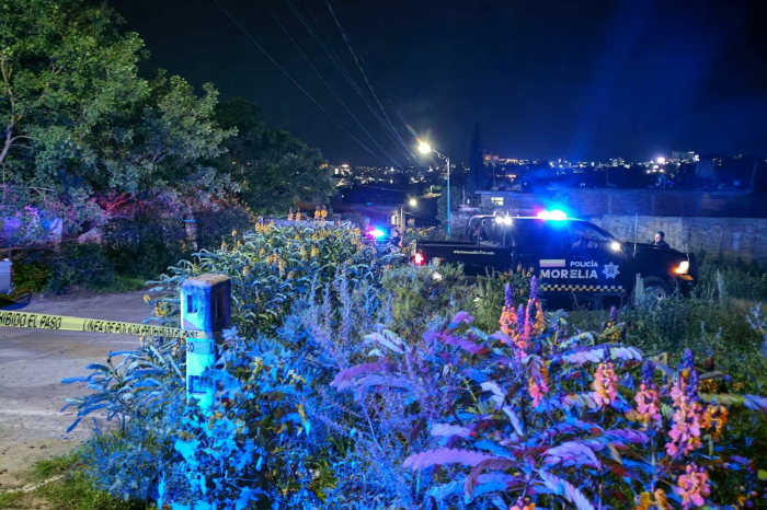 Elementos policiacos y paramédicos atienden a un hombre baleado en la colonia Lomas del Durazno, al sur de Morelia.