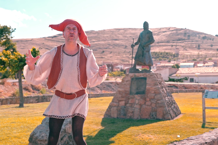 Paisaje del Camino del Jiloca entre Calamocha y El Poyo del Cid, con actividades culturales y producción tradicional de azafrán y jamón.