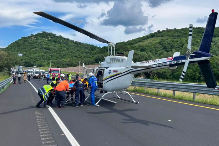 Camioneta siniestrada tras caer a un barranco en la autopista México-Guadalajara, en Copándaro de Galeana.