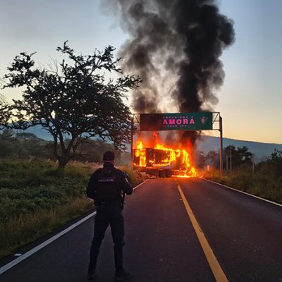 Camión de carga atravesado y quemado durante los bloqueos carreteros registrados en Michoacán.