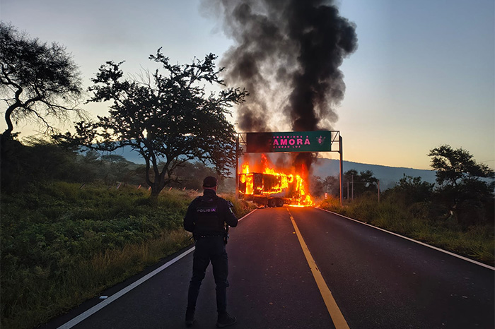Camión de carga atravesado y quemado durante los bloqueos carreteros registrados en Michoacán.