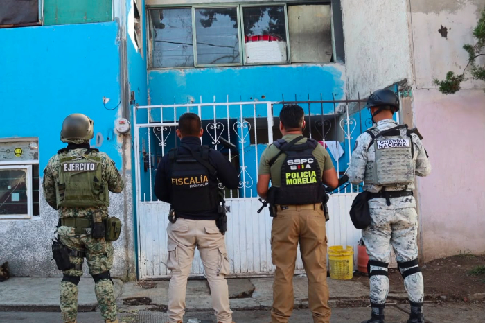 Elementos de la FGE, Policía Morelia, Guardia Nacional y Defensa durante cateos en los que aseguraron droga y detuvieron a tres personas en Morelia.
