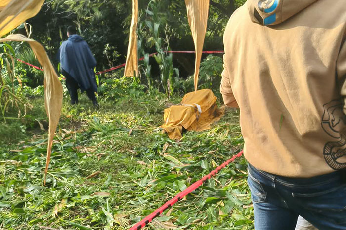 Autoridades y rescatistas realizan labores tras localizar a un cazador sin vida en un barranco de Peribán.
