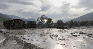Rescatistas avanzan hacia Gyirong tras riada que formó un lago de barrera