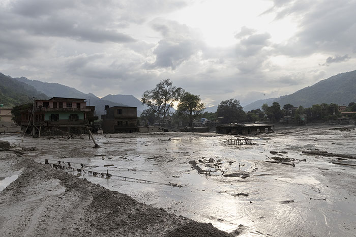 Rescatistas avanzan hacia Gyirong tras riada que formó un lago de barrera