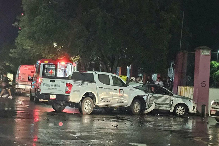 Choque entre camioneta de seguridad privada SEPSA y automóvil Toyota en avenida Acueducto de Morelia