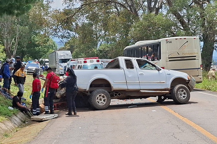 Choque entre camioneta y automóvil deja 10 lesionados en Zamora-Carapan