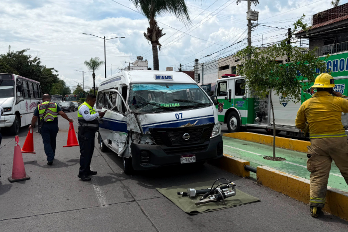 Combi de la Ruta Azul impactada contra un camión de pasajeros tras un accidente en la zona Centro de Zamora.