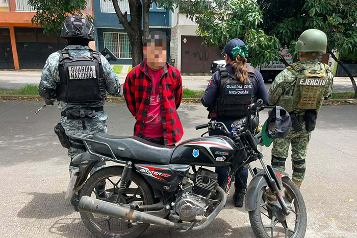 Unidades y elementos de corporaciones de seguridad realizando recorridos de vigilancia en zonas urbanas.