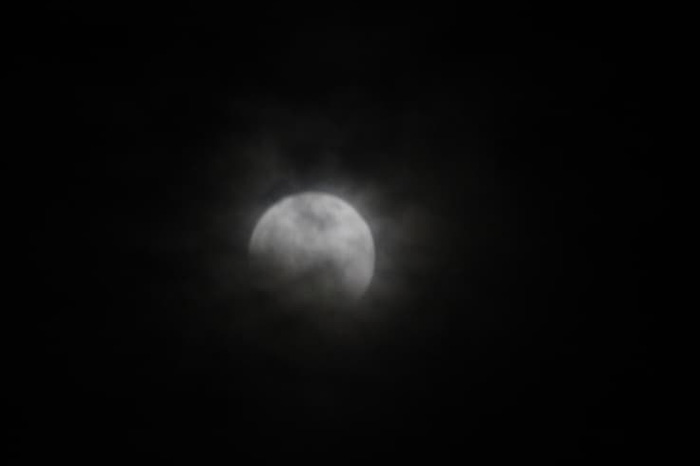 La Luna parcialmente oculta por la sombra de la Tierra durante un eclipse astronómico.