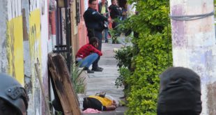 Guardia Civil resguarda la escena donde fue ejecutado un hombre en la colonia Ramírez de Zamora.