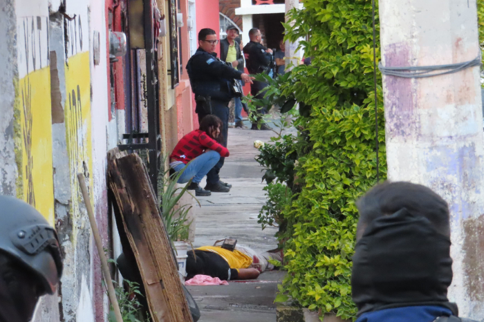 Guardia Civil resguarda la escena donde fue ejecutado un hombre en la colonia Ramírez de Zamora.