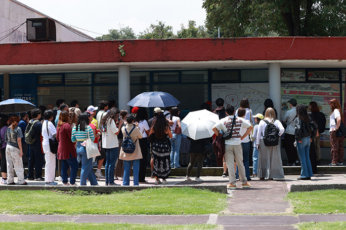 Aspirantes realizan el proceso para obtener una cita al examen presencial de ingreso a la UNAM.