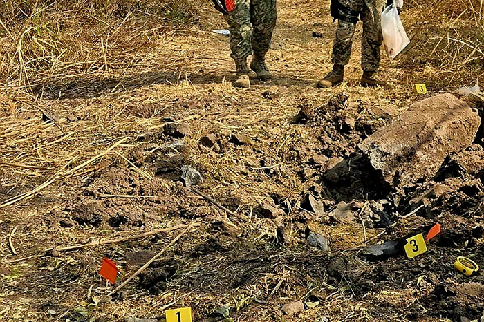 Elementos del Ejército Mexicano realizan labores de seguridad en la zona serrana de Tumbiscatío tras una explosión.