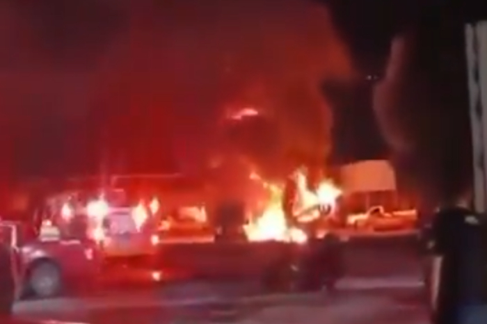 Explosión en terreno de remolques con una pipa de combustible en Lomas de Tlaquepaque, Jalisco.