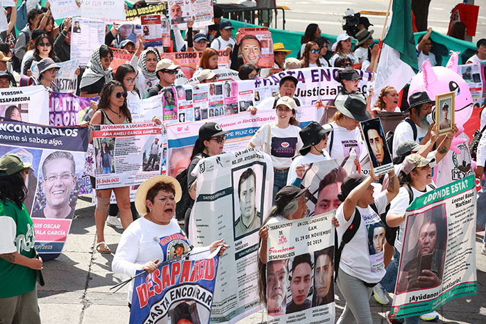 Familias de personas desaparecidas marchan en Ciudad de México para exigir verdad y justicia.