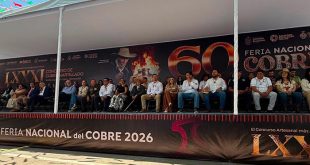 Artesanos participan en la 60 edición de la Feria Nacional del Cobre en Santa Clara del Cobre, Michoacán.