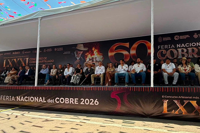 Artesanos participan en la 60 edición de la Feria Nacional del Cobre en Santa Clara del Cobre, Michoacán.
