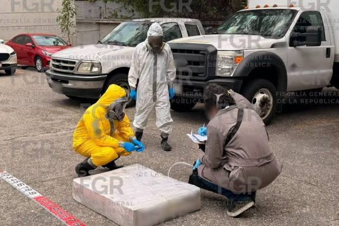 FGR asegura 12 cajas con aproximadamente 480 kilos de mercurio tras un derrame en Ciudad de México.