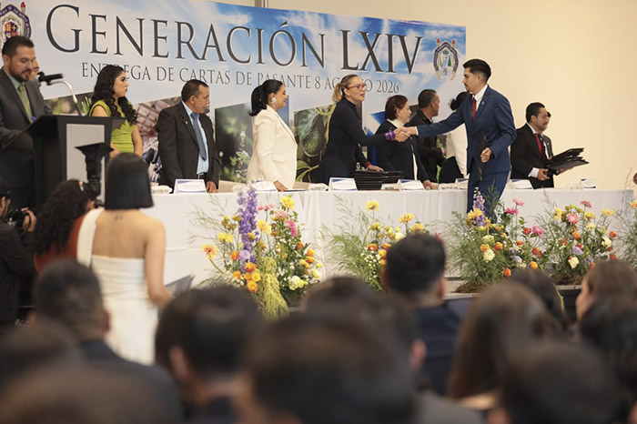 Egresados de la Facultad de Agrobiología recibiendo documentos oficiales en compañía de autoridades universitarias.
