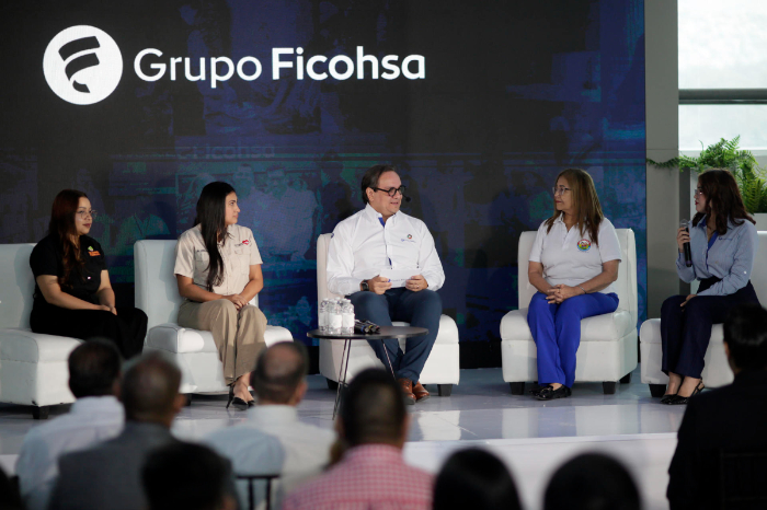Representantes de Grupo Ficohsa durante la presentación de la Memoria de Sostenibilidad en Honduras.