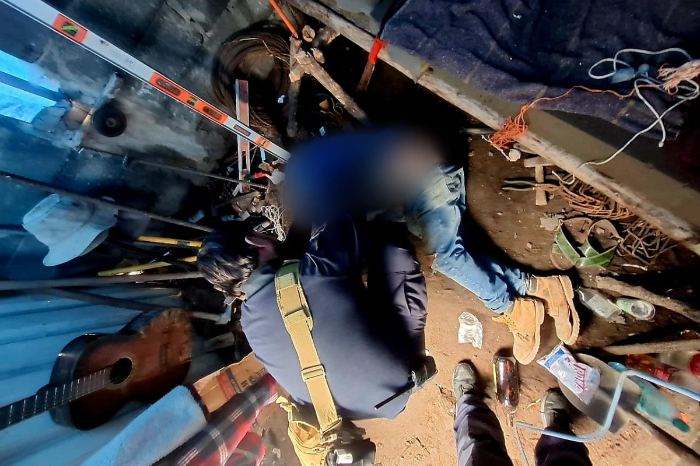 Autoridades resguardan una obra en construcción donde fue hallado muerto un hombre en Uruapan.