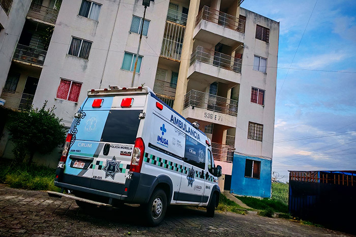 Elementos de seguridad y servicios de emergencia atienden el hallazgo del cuerpo de una mujer en Villas del Pedregal, Morelia.