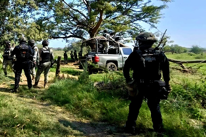 Autoridades resguardan una brecha en Buenavista Tomatlán donde fue localizado un hombre sin vida.