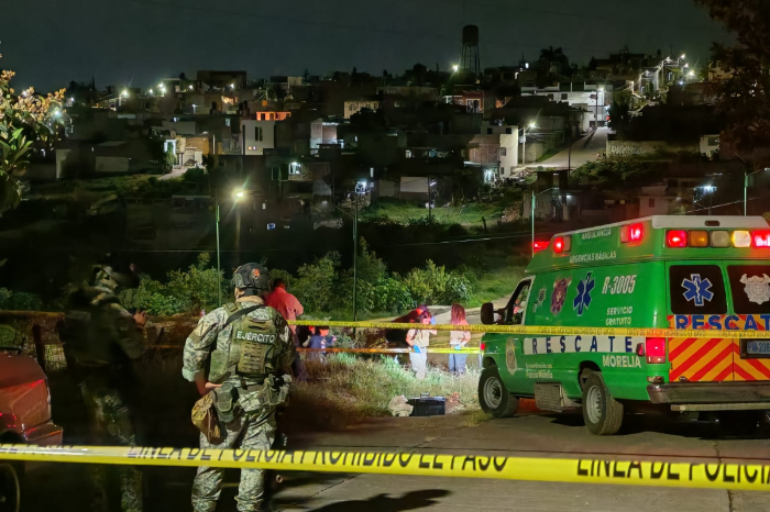 Escena donde fue localizado un hombre asesinado a tiros en la colonia Valle del Durazno, al sur de Morelia.