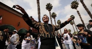 Seguidores homenajean a Juan Gabriel en Plaza Garibaldi a 10 años de su muerte