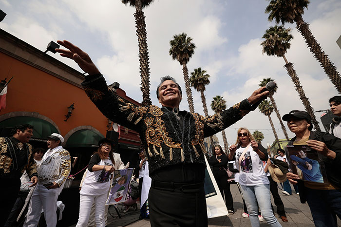 Seguidores homenajean a Juan Gabriel en Plaza Garibaldi a 10 años de su muerte