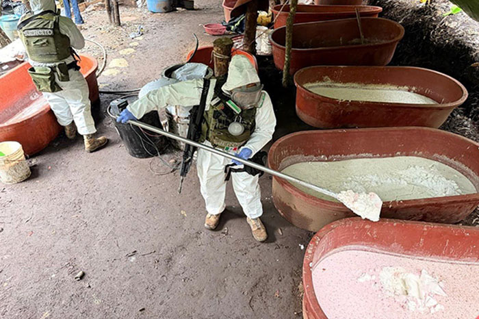 Autoridades federales inhabilitan laboratorio clandestino de metanfetamina en Zitácuaro, Michoacán.