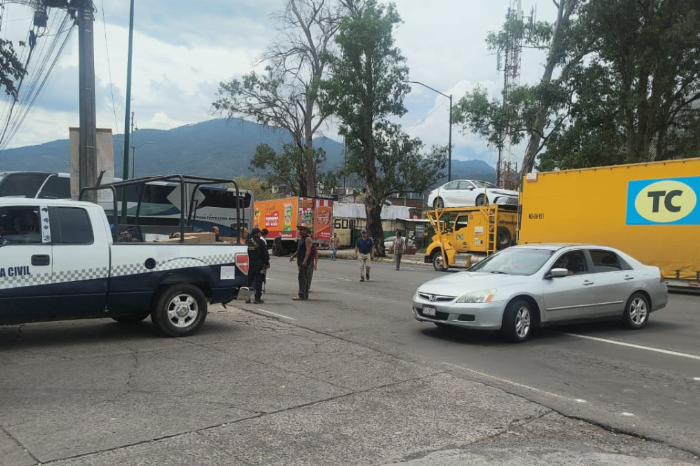Manifestantes bloquean el Boulevard Industrial en Uruapan