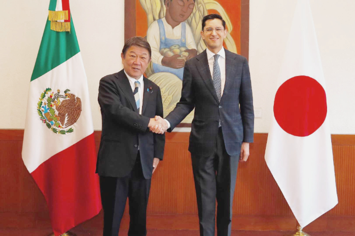 Representantes de México y Japón durante el anuncio del nuevo grupo de trabajo para fortalecer la cooperación económica.