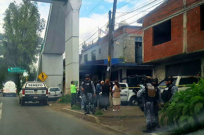 Autoridades realizan diligencias tras el hallazgo de una mujer sin vida en una casa abandonada de Morelia.
