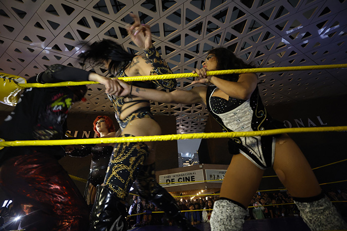 Mujeres trans participan en Lucha Libre Trans para desafiar la transfobia en México