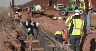 Estructura metálica del muro fronterizo en la zona limítrofe entre Arizona y territorio mexicano.