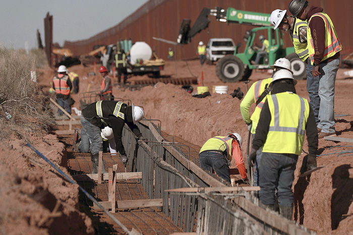 Estructura metálica del muro fronterizo en la zona limítrofe entre Arizona y territorio mexicano.