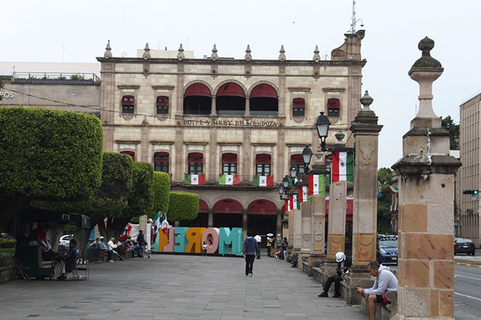Personal municipal y Policía Morelia realizan operativo de ordenamiento contra el ambulantaje en el Centro Histórico.