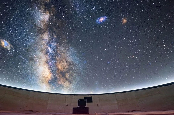 Nueva pantalla de proyección de 360 grados instalada en el Planetario de Morelia.
