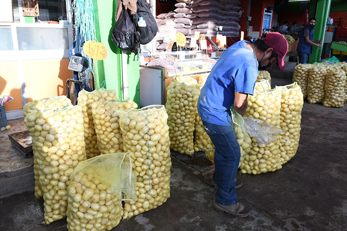 Mercado venta de verduras.