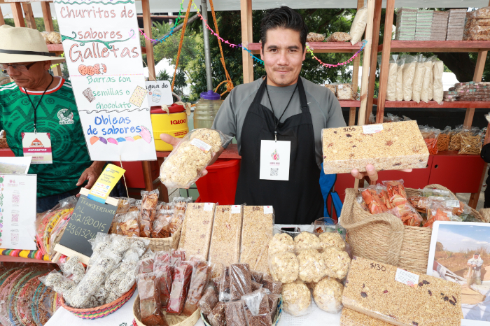 Productores de amaranto exhiben sus cosechas en la Feria del Amaranto en Ciudad de México.