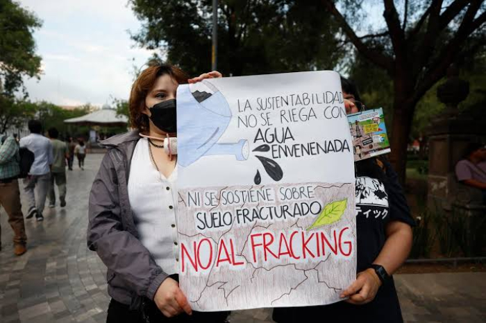 Organizaciones ambientales exigen la prohibición total del fracking en México tras la evaluación presentada por el Gobierno federal.