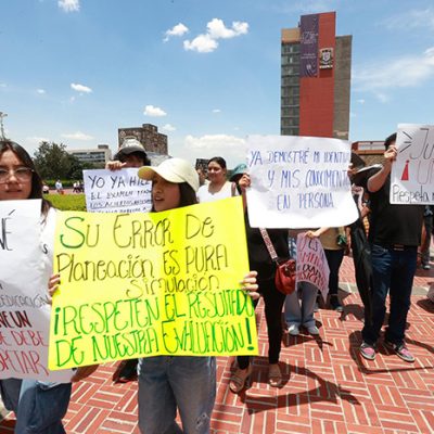 Estudiantes protestan por la repetición del examen en la UNAM.