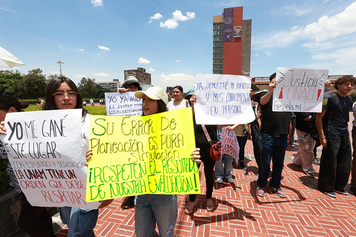 Estudiantes protestan por la repetición del examen en la UNAM.