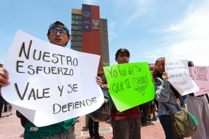 Estudiantes protestan frente a la Rectoría de la UNAM para exigir transparencia en el proceso de admisión.