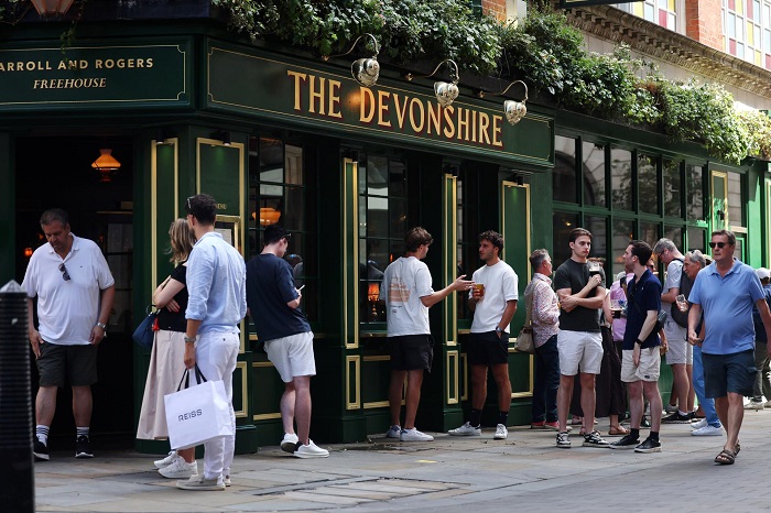 La cotidiana estampa británica de un grupo de gente disfrutando de una cerveza de pie a las puertas de un pub podría tener los días contados en Londres a raíz de una polémica propuesta de un distrito municipal que ha desatado una batalla política y cultural en el país. EFE/EPA/ANDY RAIN