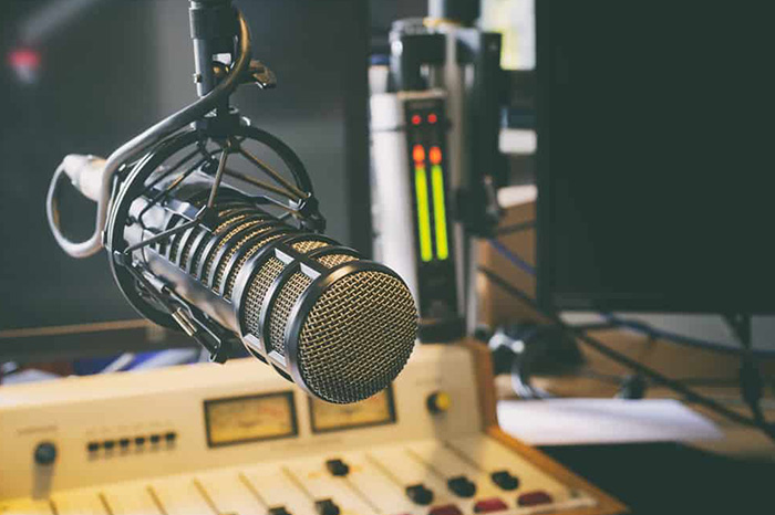 Equipos de transmisión y micrófonos en foros de radio y televisión en México.