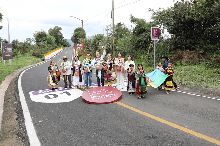 Alfredo Ramírez Bedolla inaugura la reconstrucción de la carretera Coeneo-Zipiajo en Michoacán